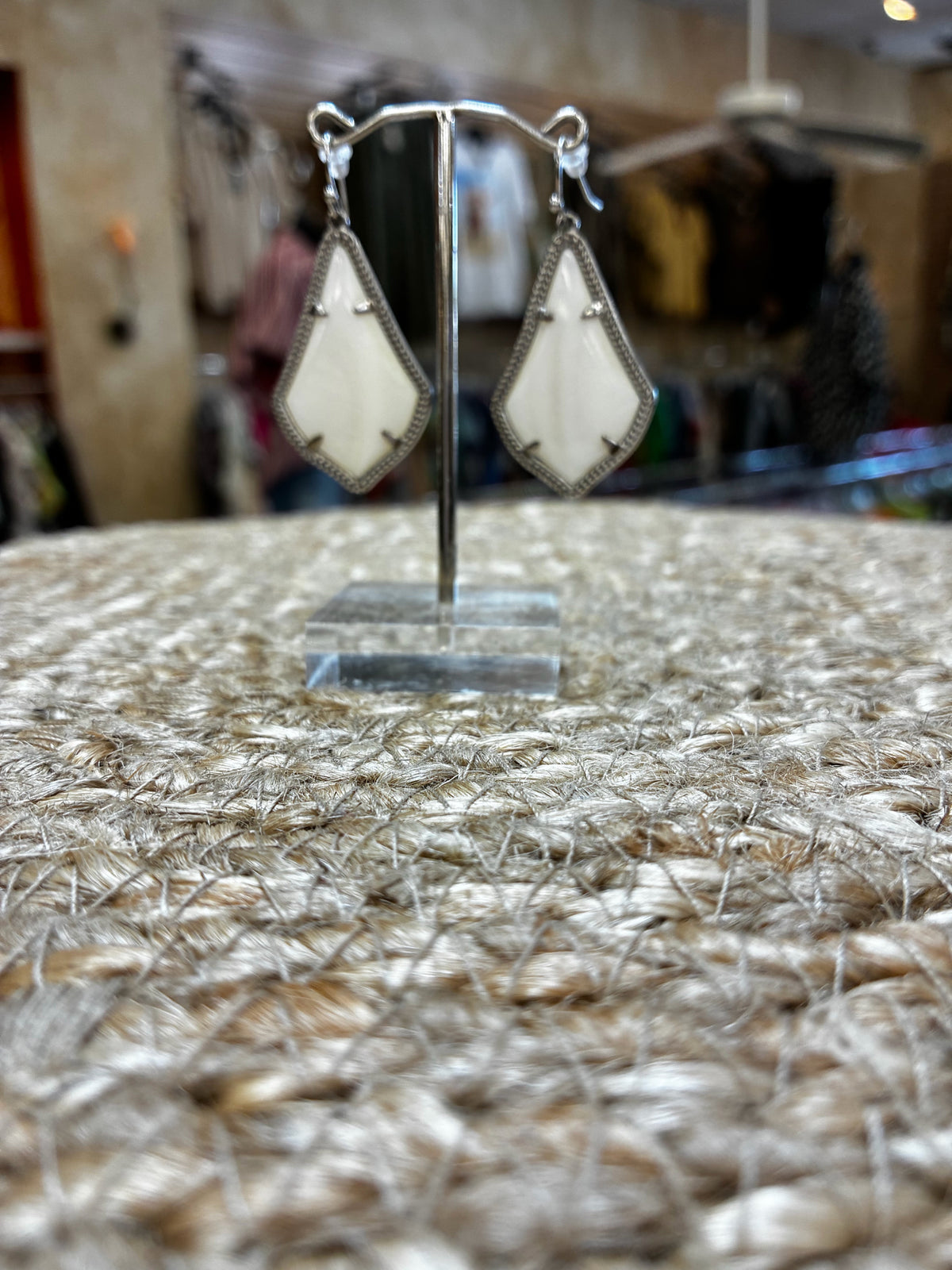Pre-owned KENDRA SCOTT White Silver Designer Earring