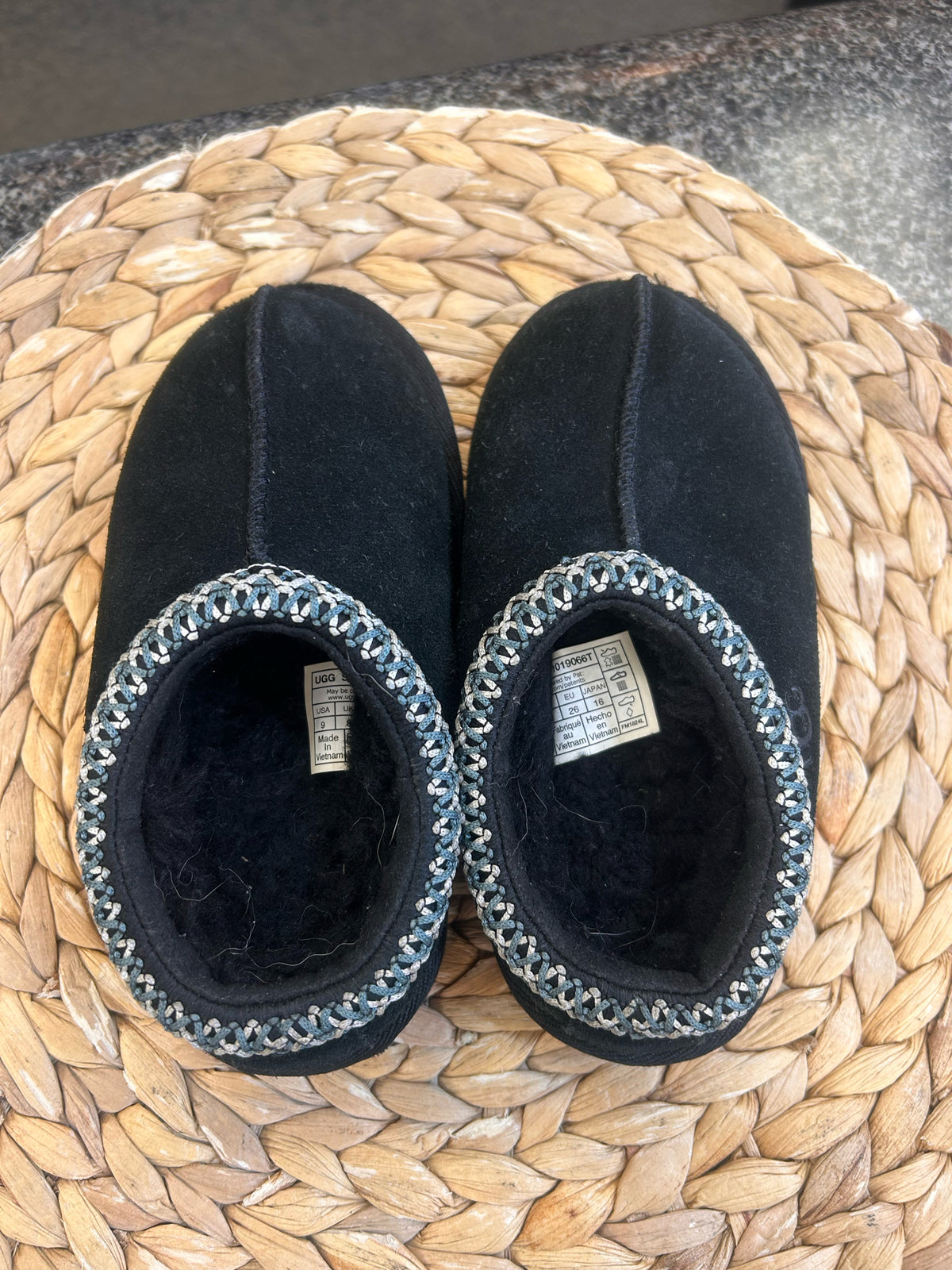 Pre-owned UGG Black Teal trim Shoe Size 9 Girls Shoe
