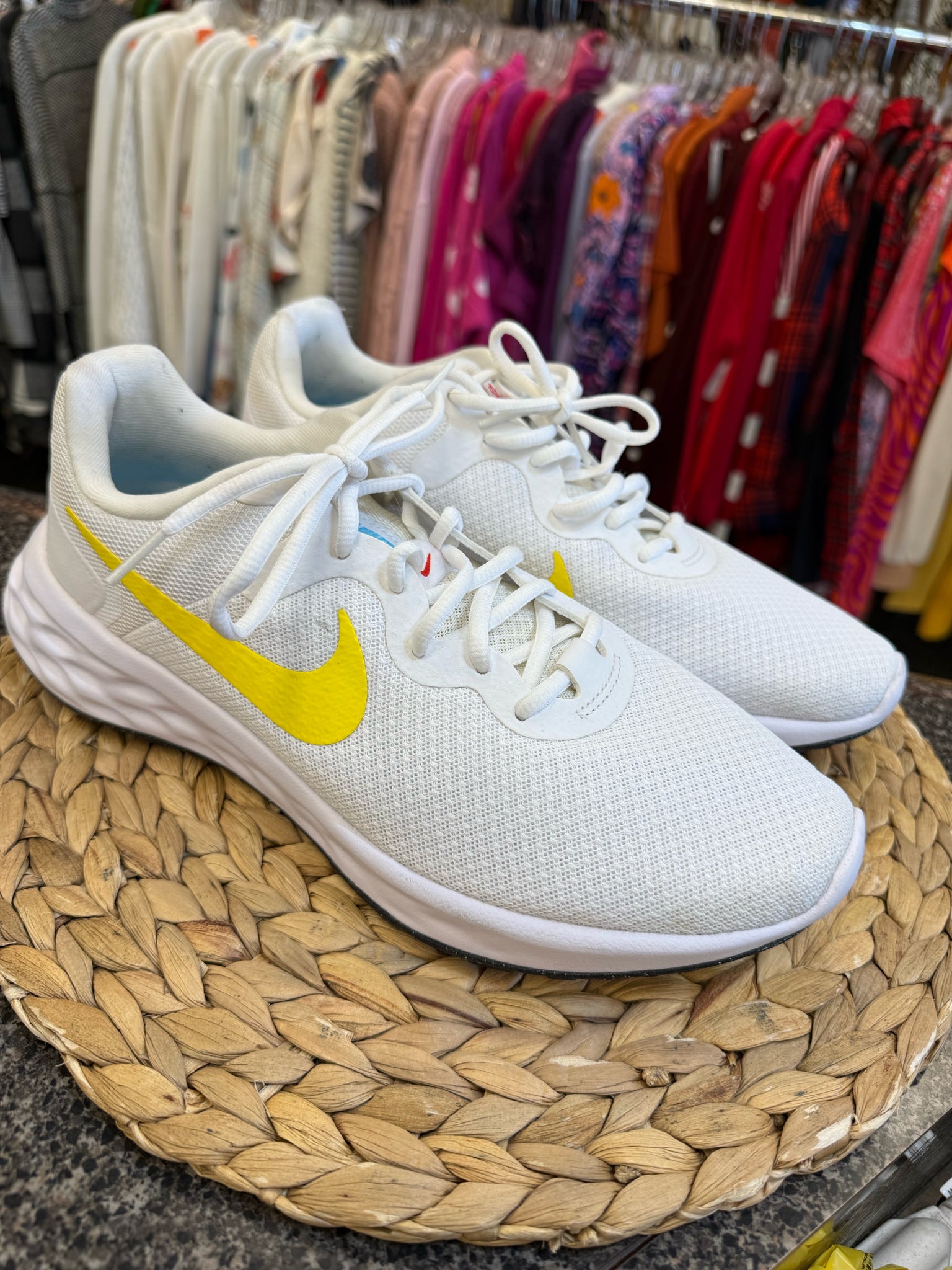 Pre-owned NIKE White Yellow Trim Size 11 Sneaker