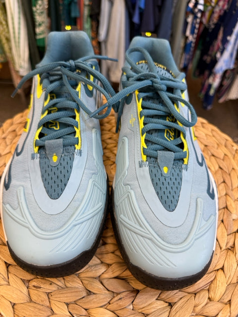 Pre-owned NEW BALANCE Light blue Teal trim Size 9.5 Sneaker