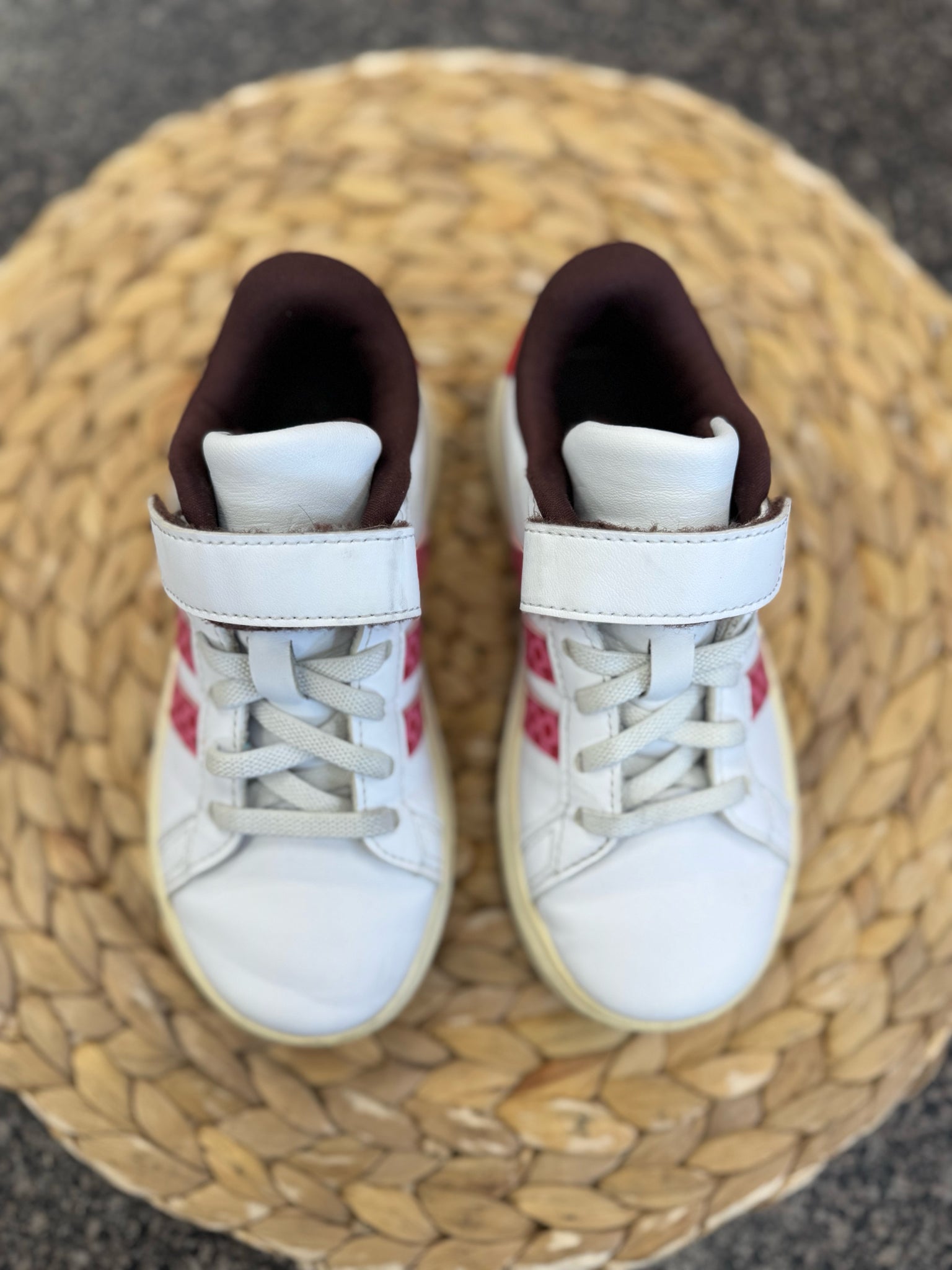 Pre-owned ADIDAS White Pink Print Trim Shoe Size 10.5 Girls Sneaker