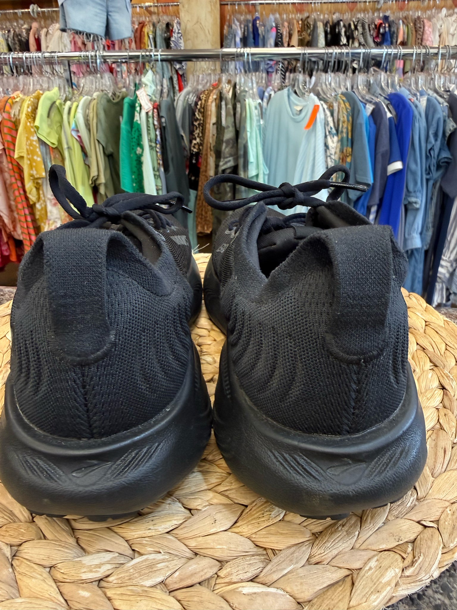 Pre-owned BROOKS Black Size 8.5 Designer Sneaker