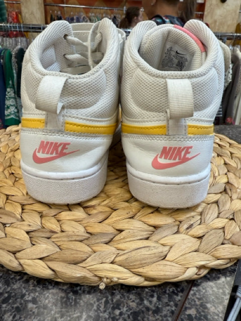 Pre-owned NIKE White Yellow Trim Shoe Size 6.5 GIRLS Designer Sneaker
