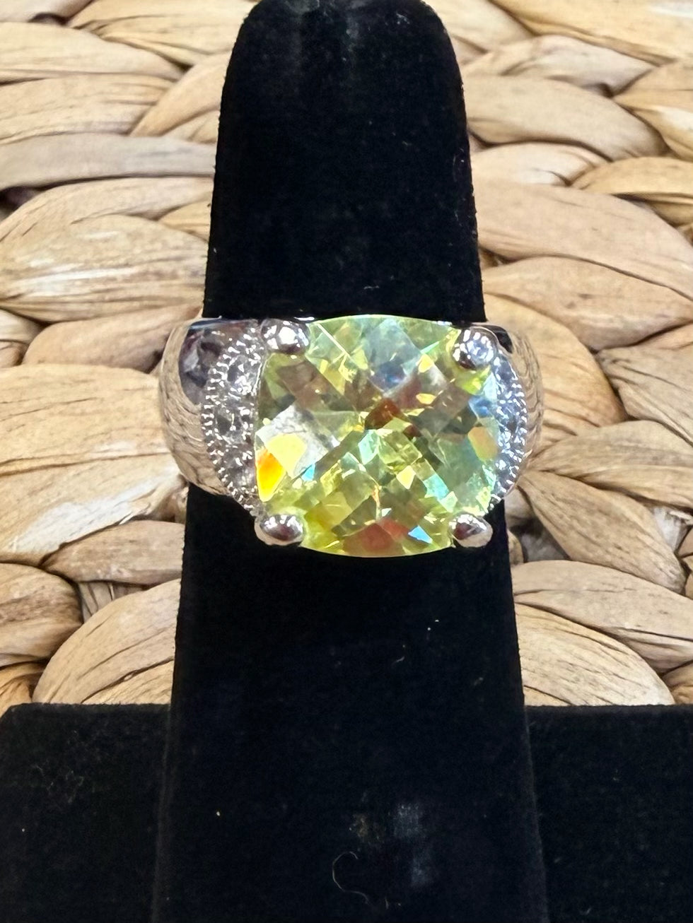 Pre-owned No Brand Light green Silver Ring Size 6 Designer Ring