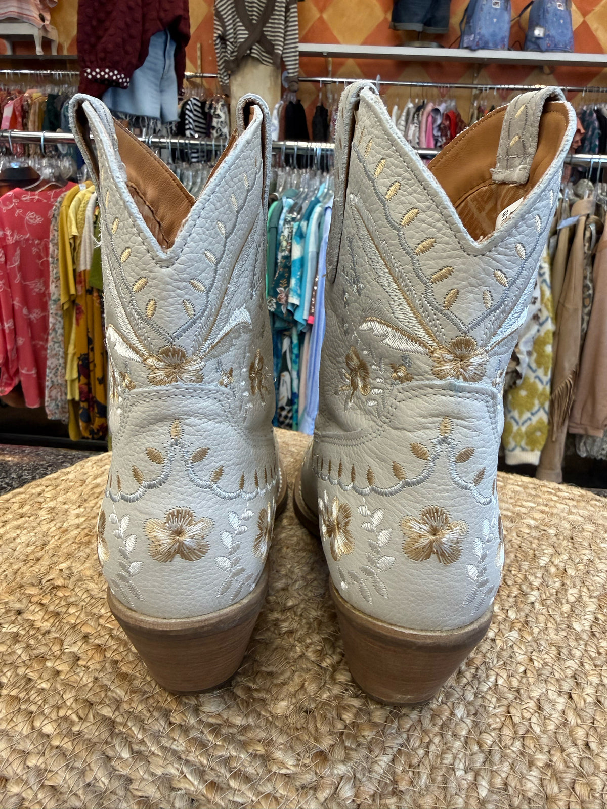Pre-owned CORRAL Cream light brown floral Size 9 Designer Boot