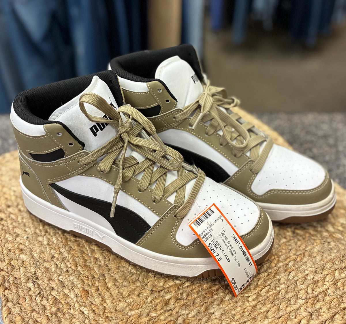 Pre-owned PUMA White Tan Trim SHOE SIZE 7.5 MENS Sneakers