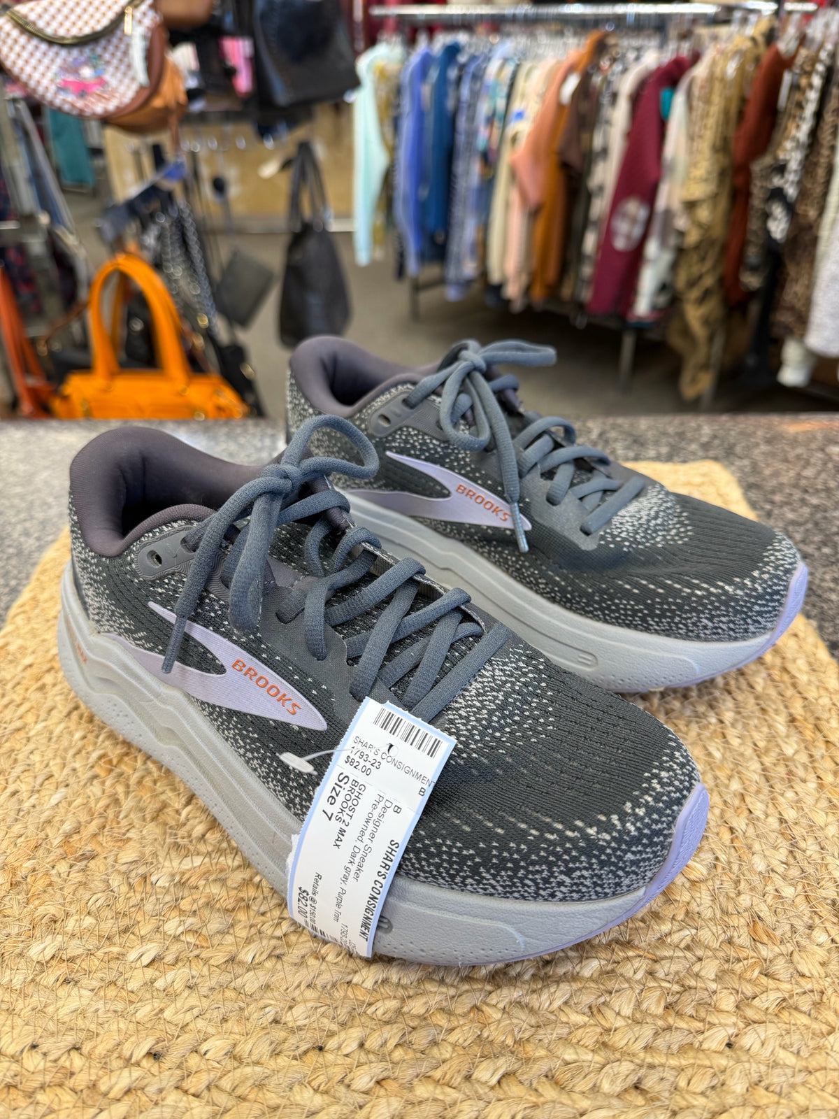 Pre-owned BROOKS Dark gray Purple Trim Size 7 Designer Sneaker