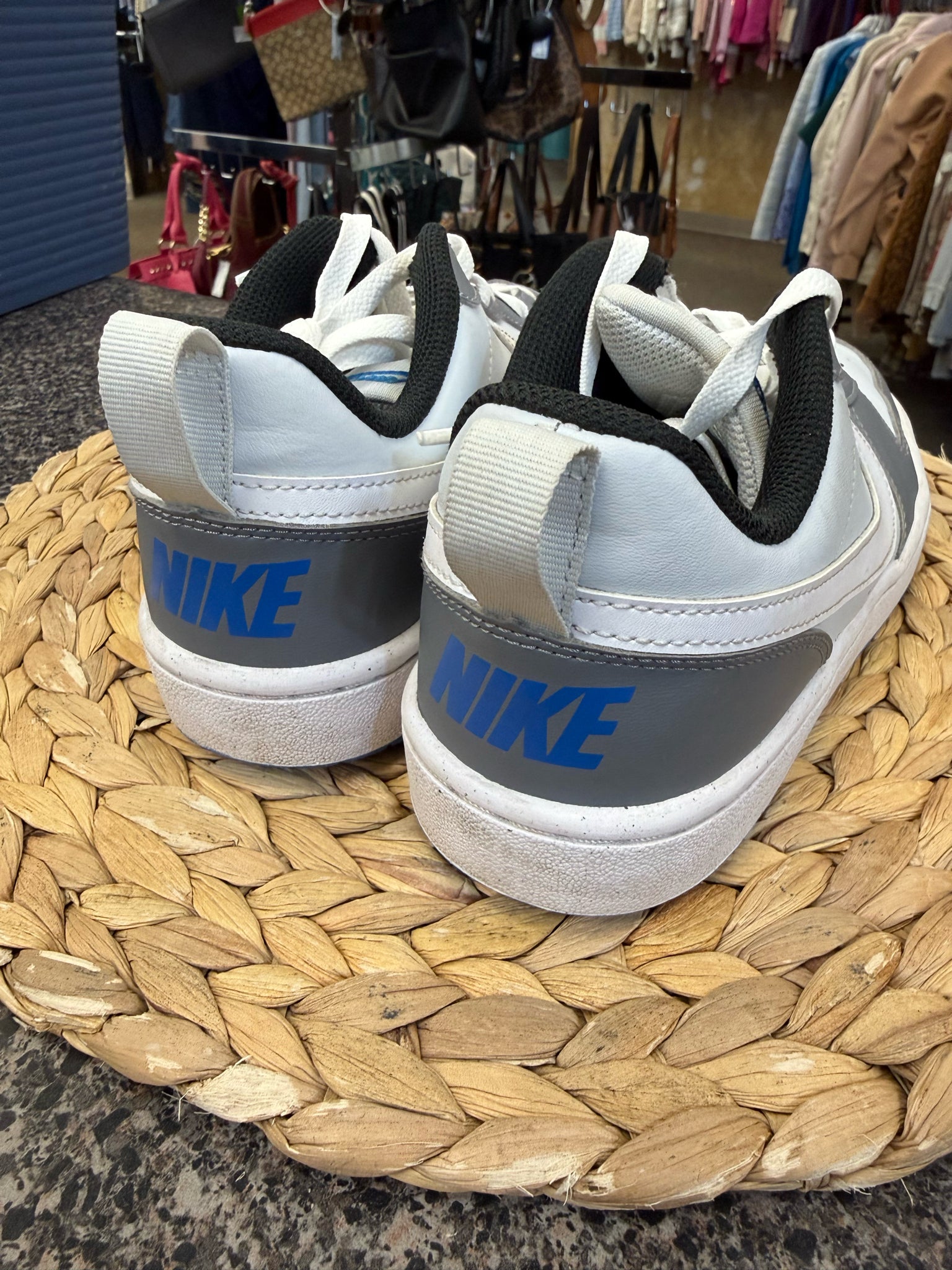 Pre-owned NIKE Light gray White Trim C-SIZE 6 Boys Sneaker