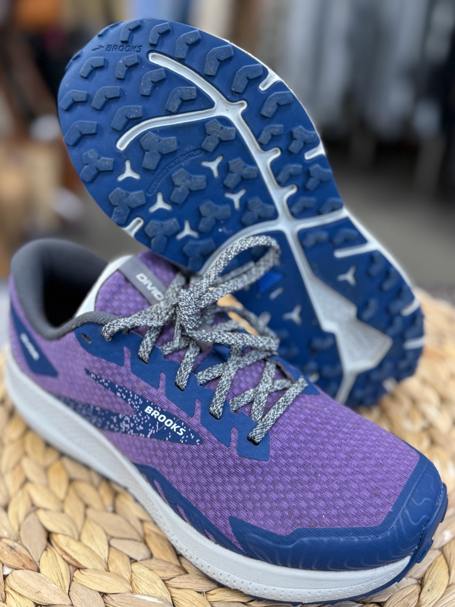 Pre-owned BROOKS Purple Blue Trim Size 7 Designer Sneaker