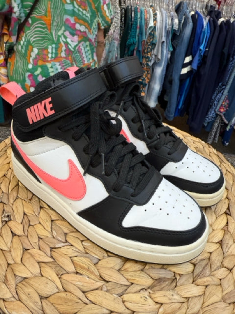 Pre-owned NIKE Black Pink Trim Shoe Size 4 Girls Sneaker
