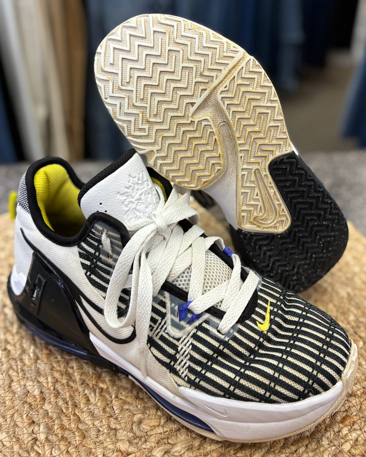 Pre-owned NIKE Off white Black Trim C-SIZE 5 Boys Sneaker
