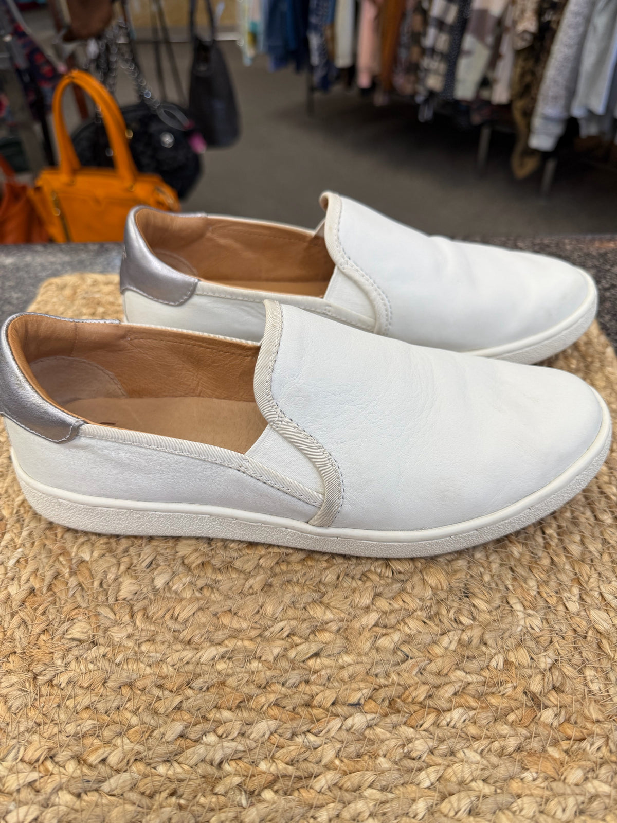 Pre-owned UGG Off white Silver Trim Size 9 Shoe