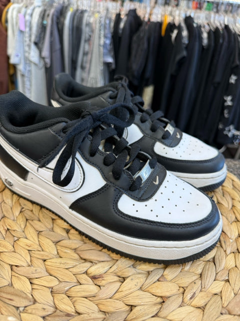 Pre-owned NIKE White Black Trim C-SIZE 6 Boys Designer Sneaker
