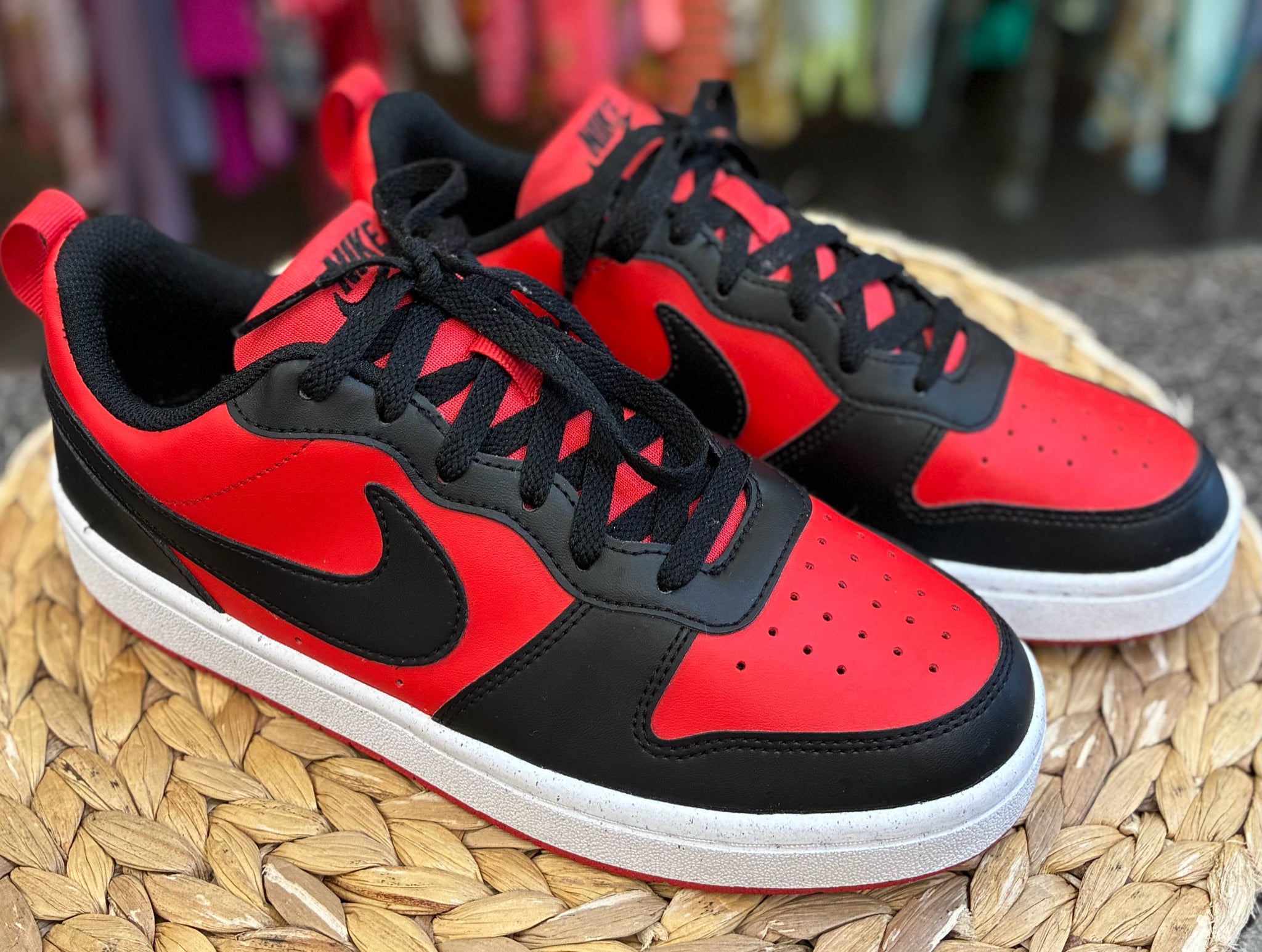 Pre-owned NIKE Red Black C-SIZE 6 Boys Sneaker