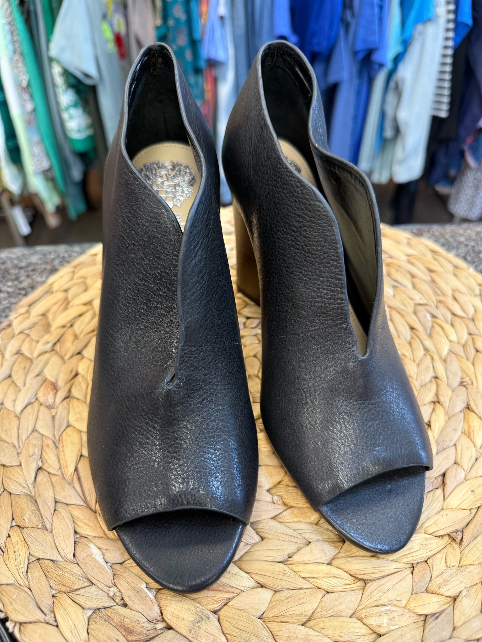Pre-owned VINCE CAMUTO Black Size 8 Designer Shoe