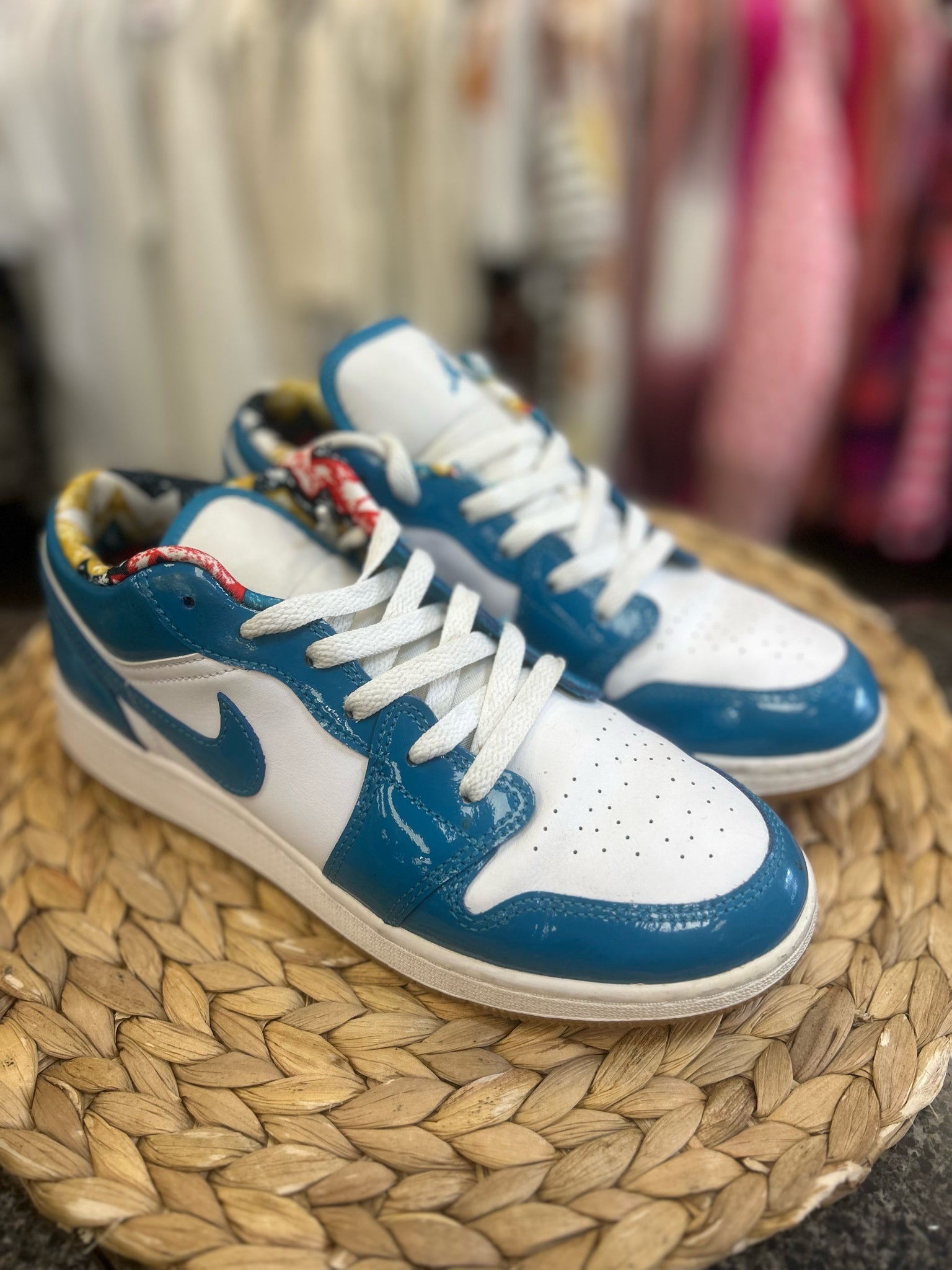 Pre-owned NIKE White Teal trim C-SIZE 6.5 Boys Designer Sneaker