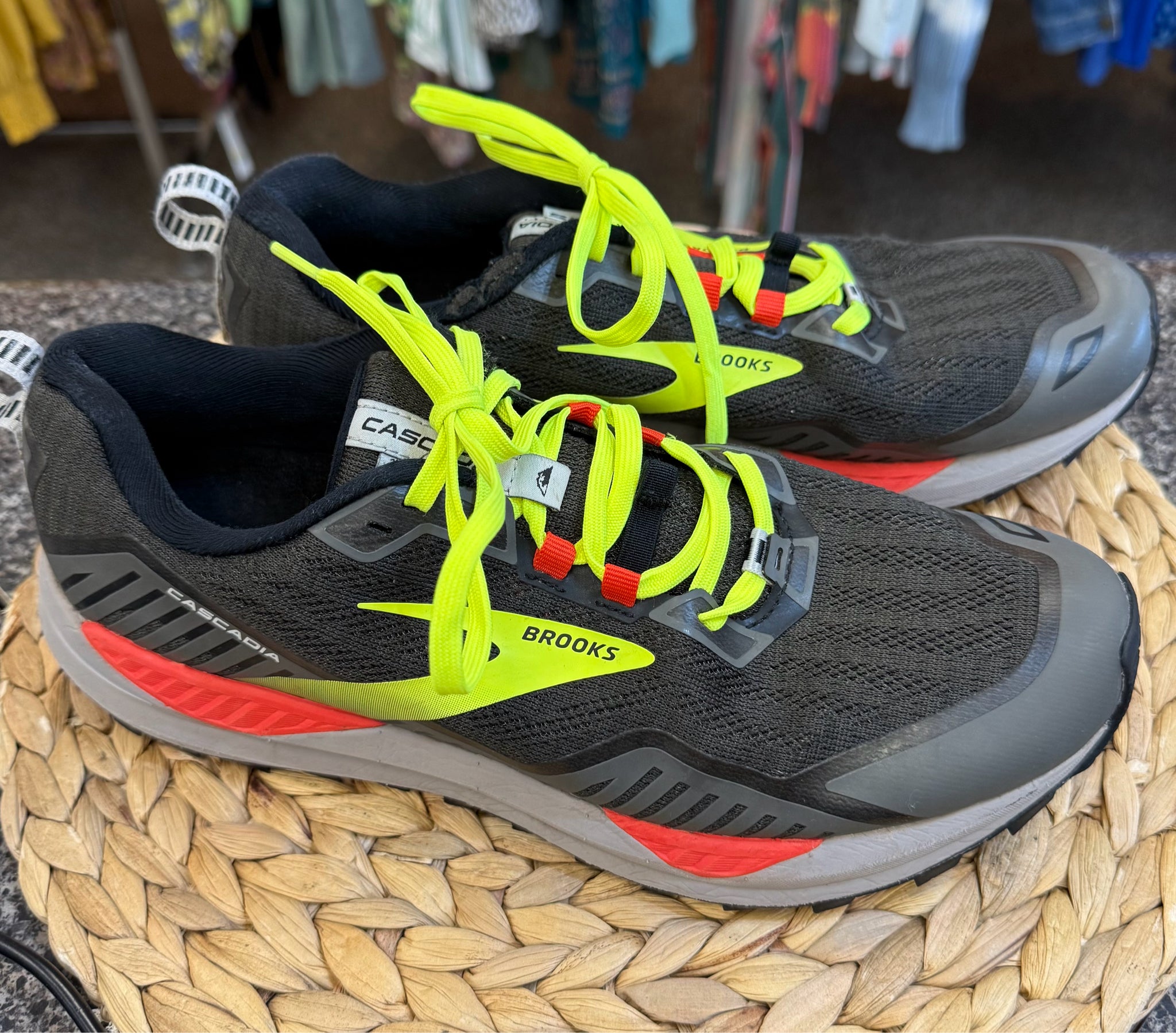 Pre-owned BROOKS Gray Neon Yellow SHOE SIZE 9.5 MENS Designer Sneaker