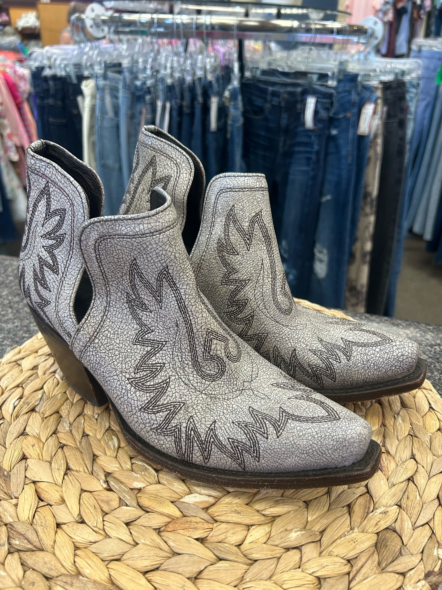 Pre-owned ARIAT Gray Dark Brown Trim Size 9 Designer Bootie