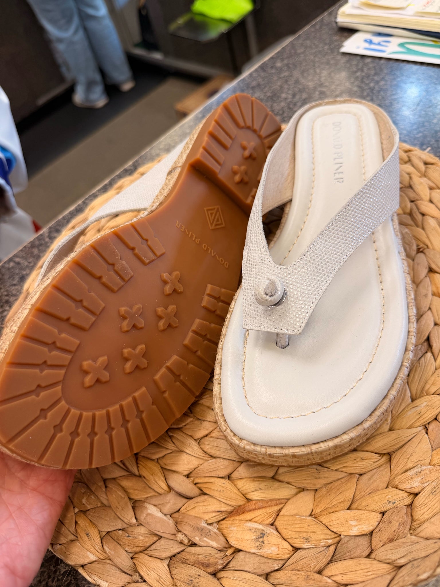 Pre-owned DONALD J PLINER Off white Size 8.5 Designer Sandal