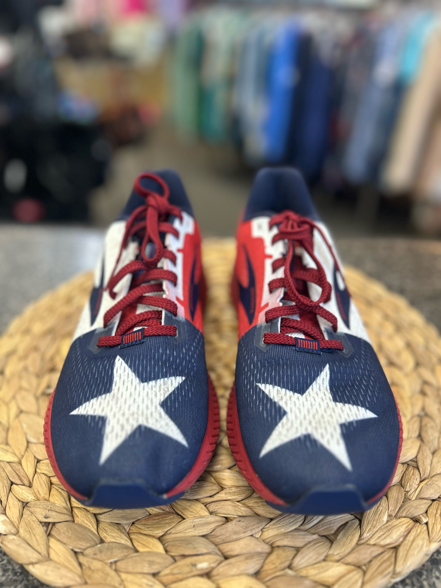 Pre-owned BROOKS White Navy Trim Size 9.5 Designer Sneaker