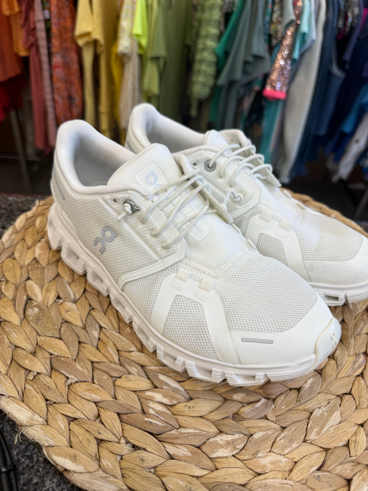 Pre-owned On Cloud White Size 7 Designer Sneaker