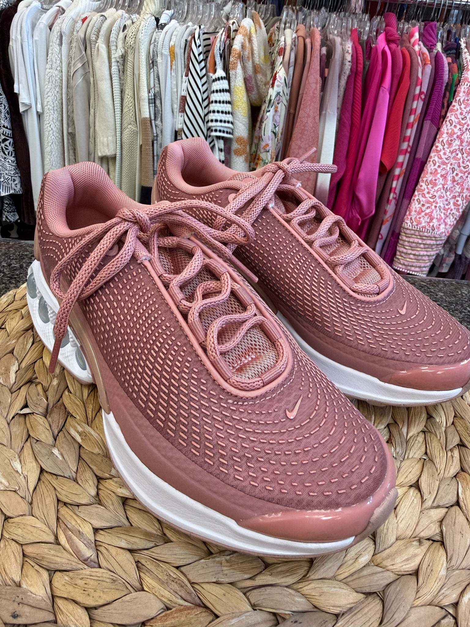 Pre-owned NIKE Dusty pink Size 6.5 Designer Sneaker