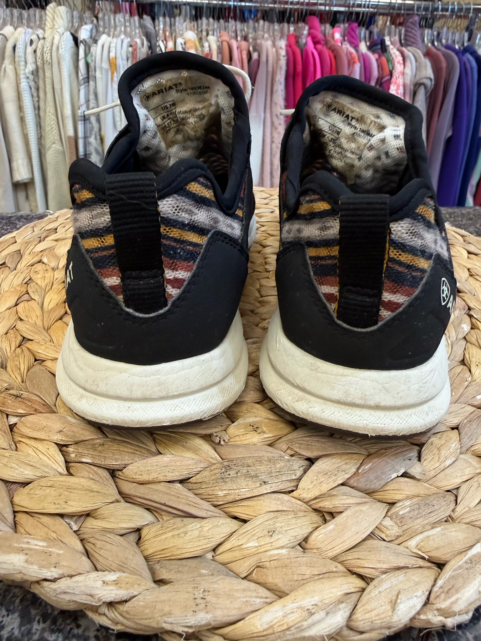 Pre-owned ARIAT Wine stripe Gold Stripe Size 7 Sneaker