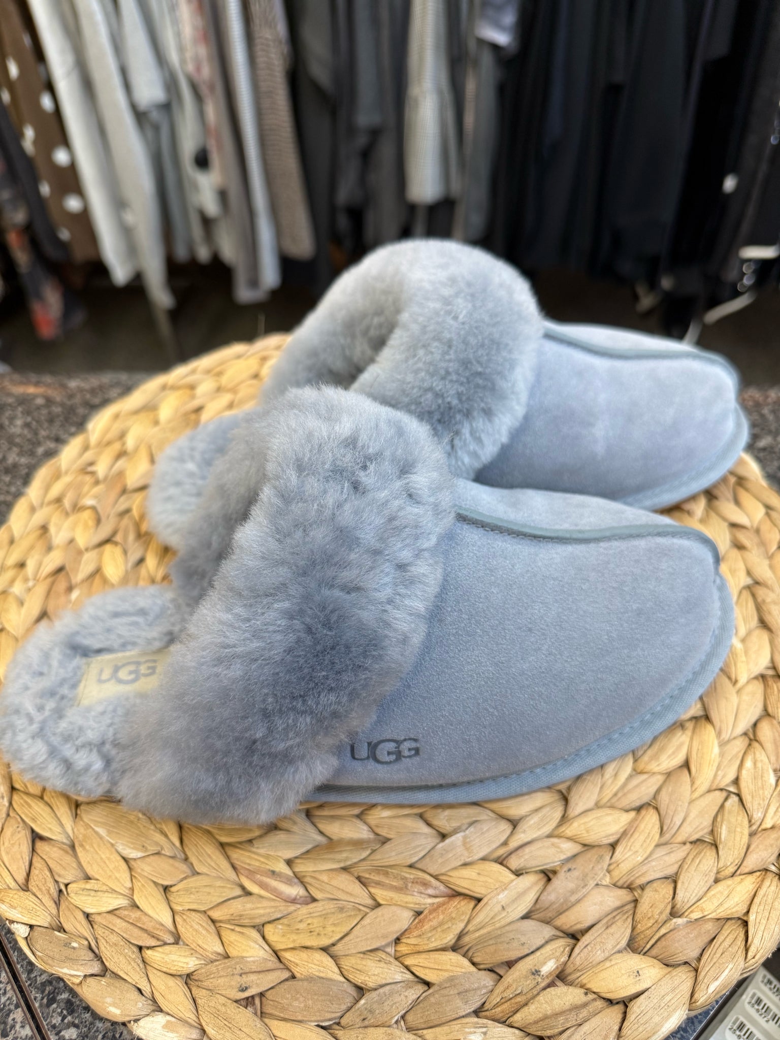 Pre-owned UGG Gray Size 8 Designer Slipper