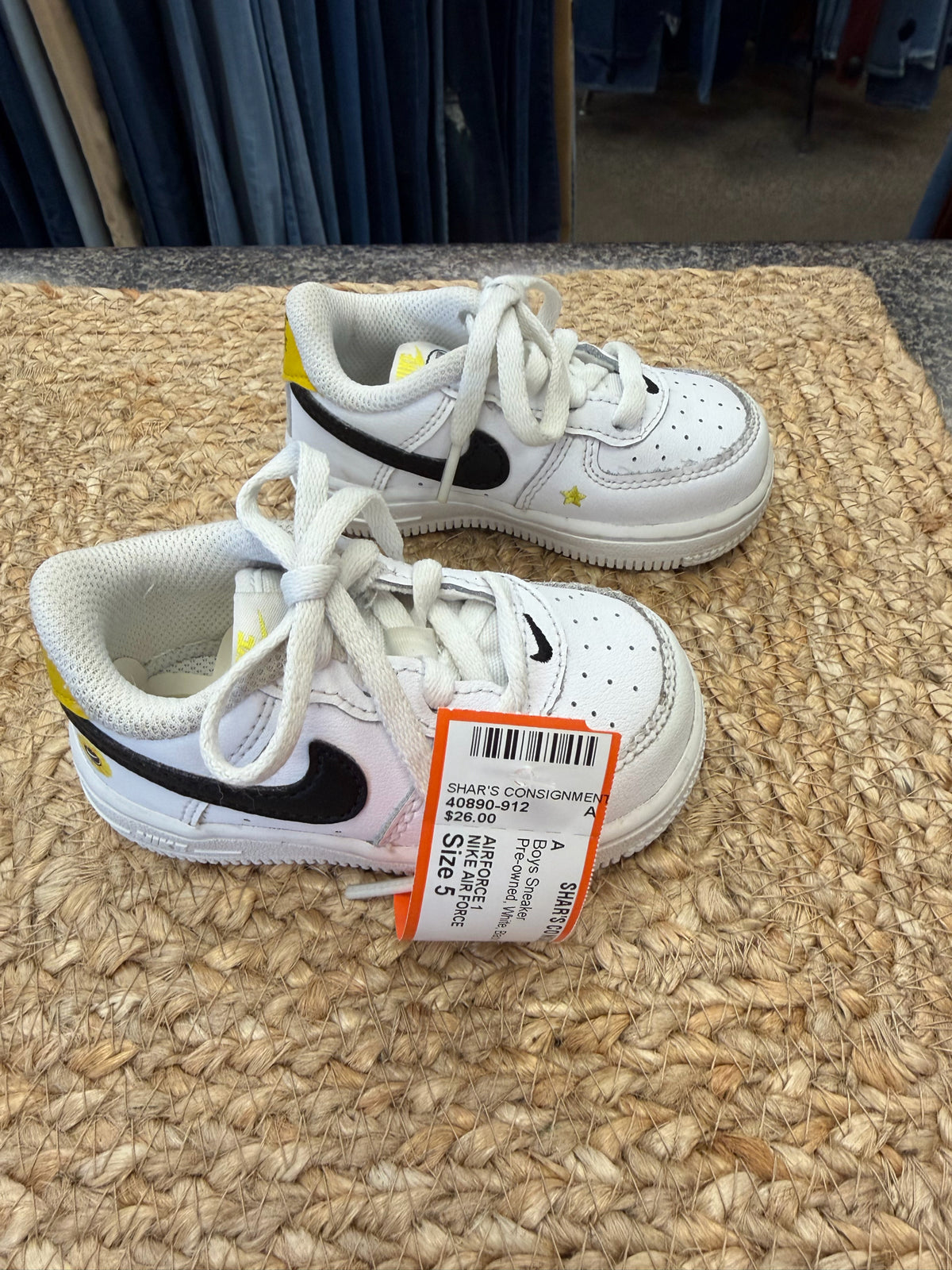 Pre-owned NIKE AIR FORCE White Black Trim C-SIZE 5 Boys Sneaker