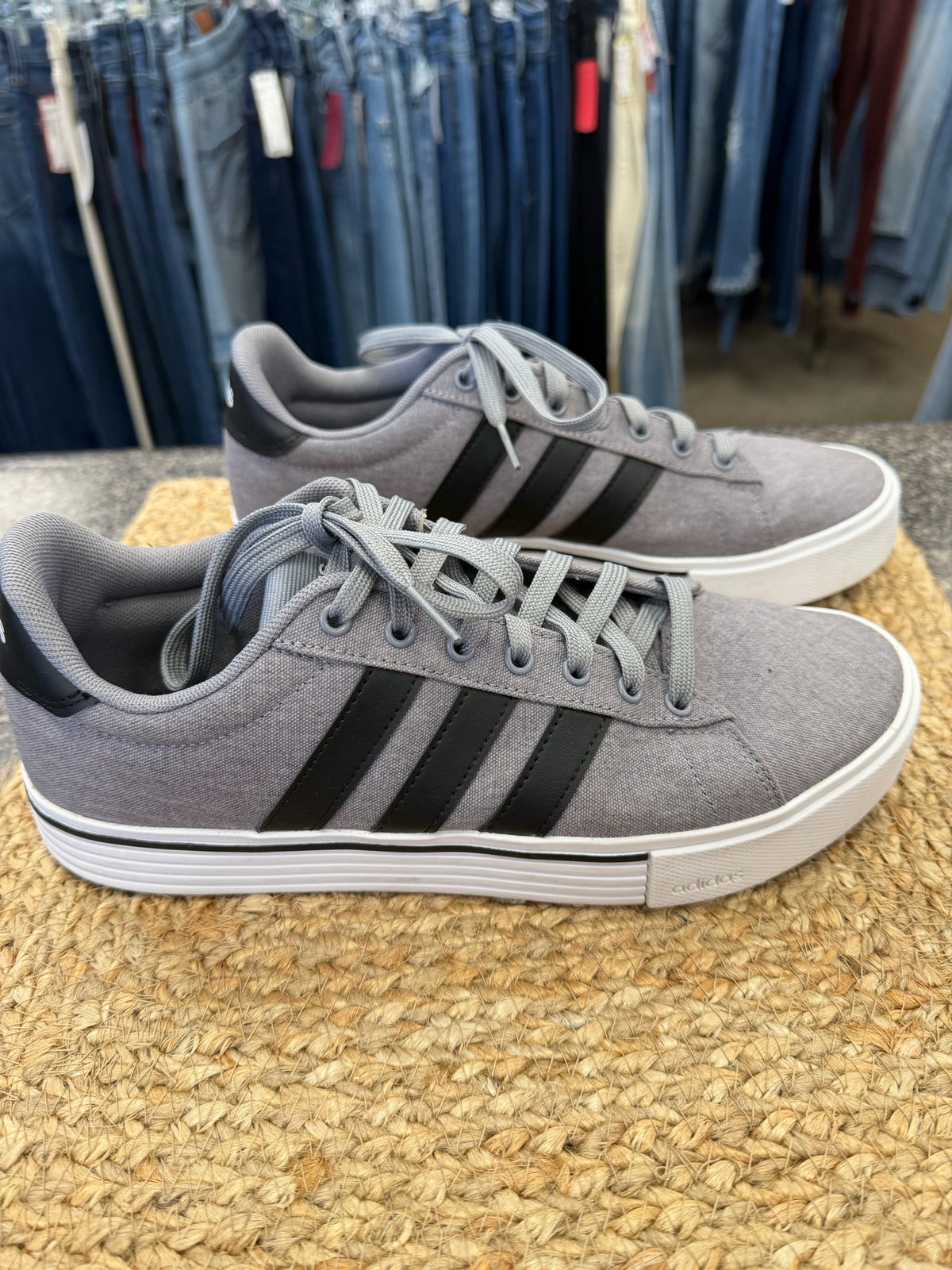 Pre-owned ADIDAS Gray Black Trim SHOE SIZE 9.5 MENS Sneakers