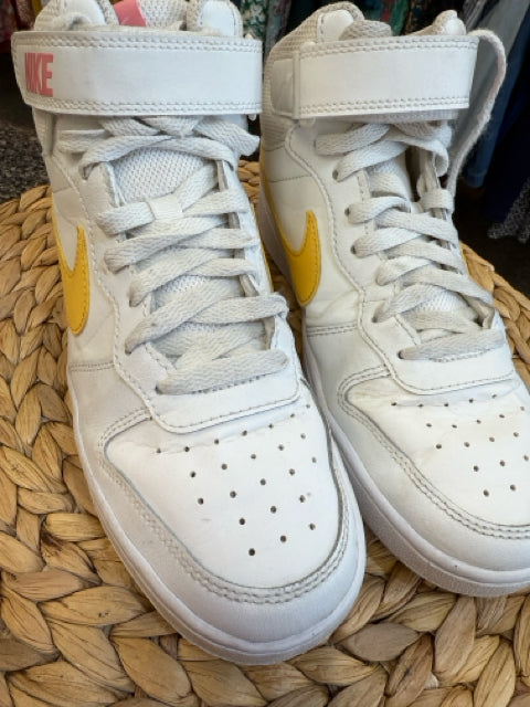 Pre-owned NIKE White Yellow Trim Shoe Size 6.5 GIRLS Designer Sneaker