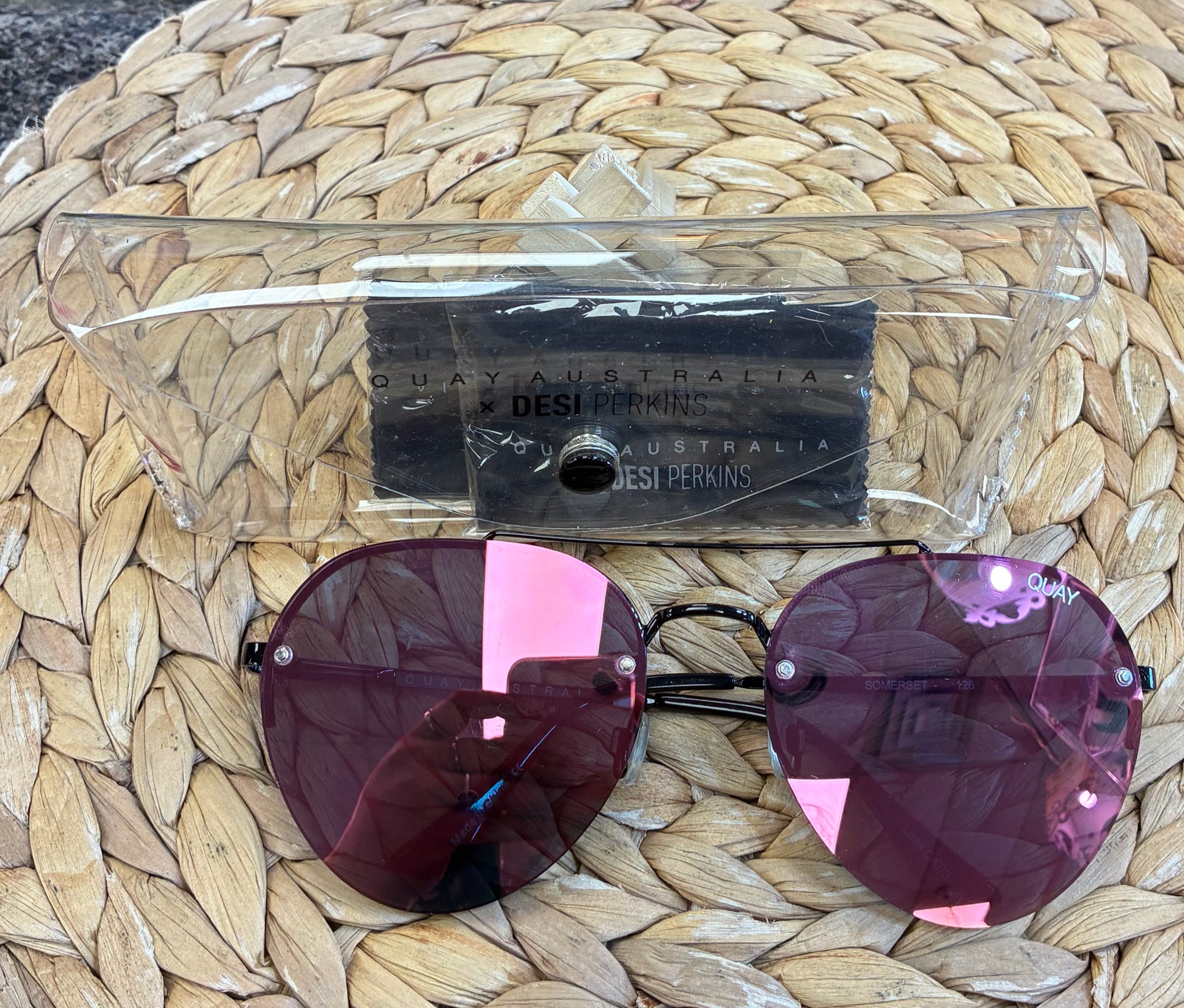 Pre-owned Quay Red Black Trim Designer Sunglasses