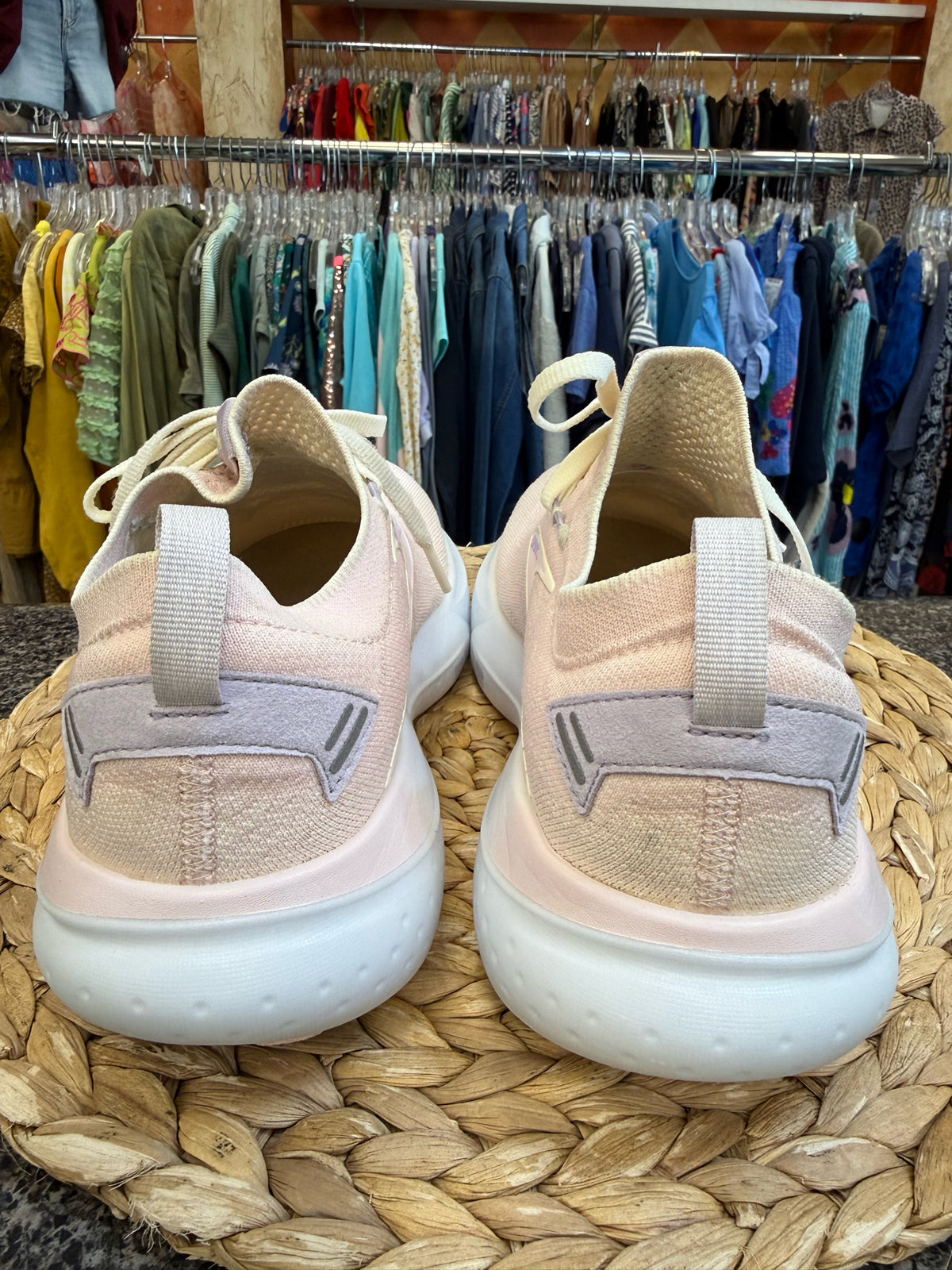 Pre-owned BROOKS Pink Light Purple Trim Size 9.5 Designer Sneaker