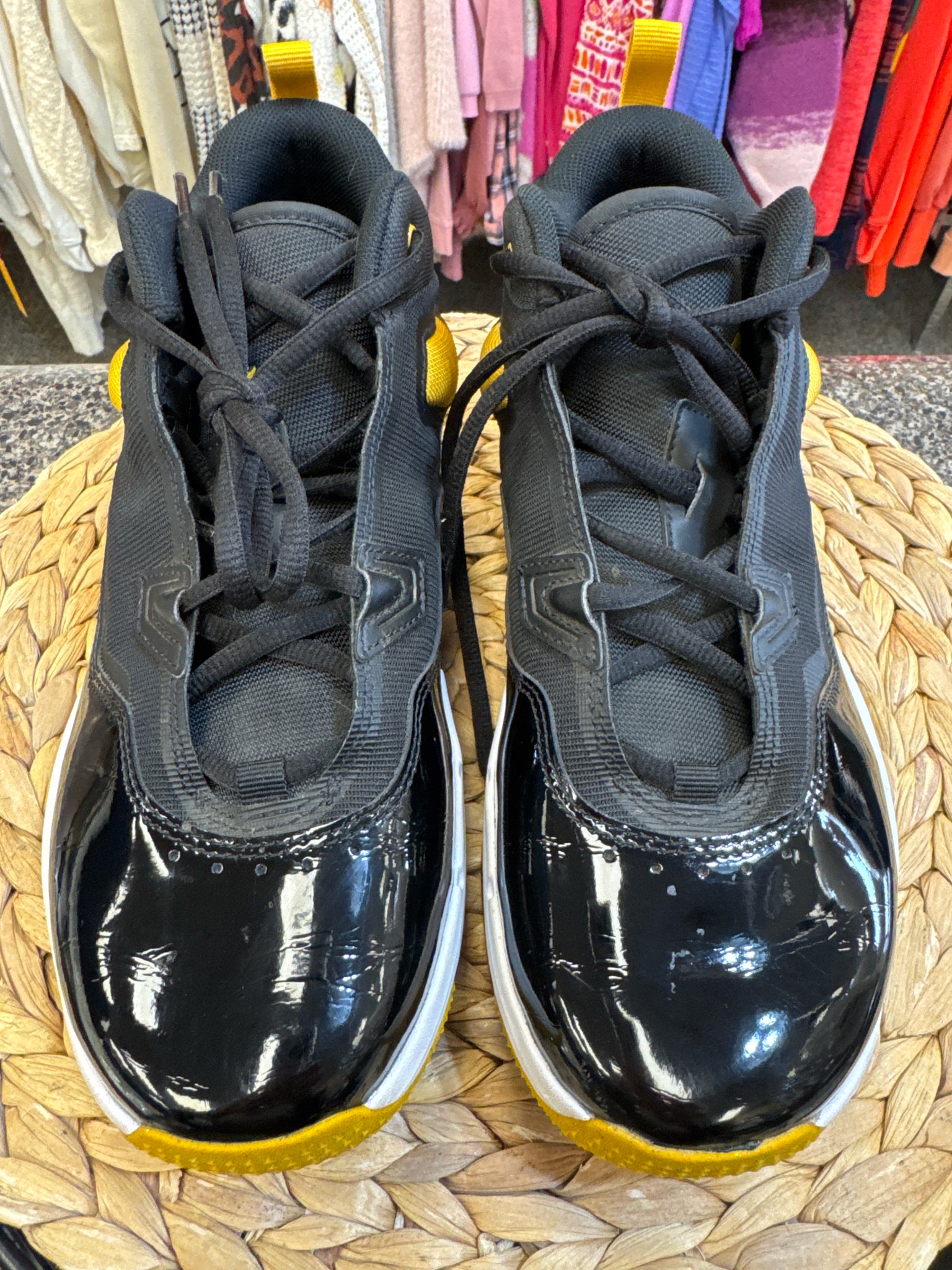 Pre-owned NIKE Black Yellow Trim C-SIZE 6.5 Boys Designer Sneaker