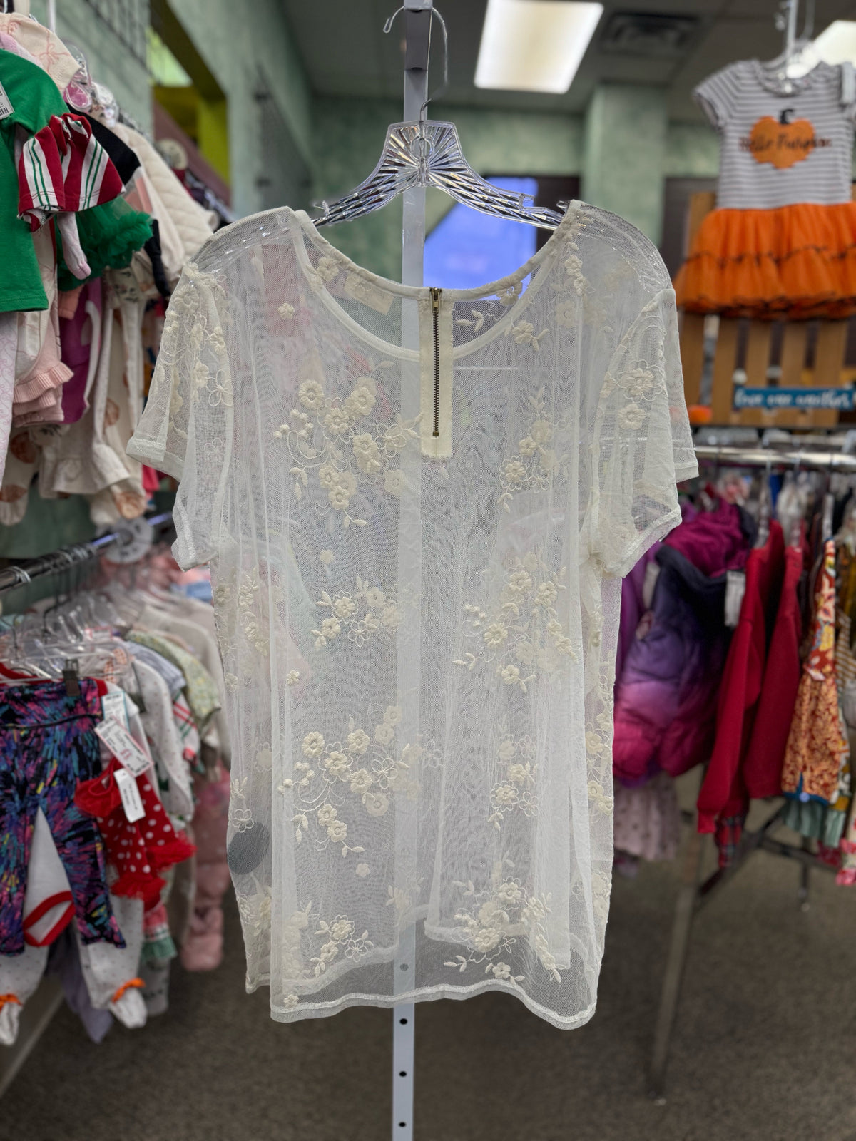 Pre-owned FREE KISSES White Floral Trim Size: XL Short Sleeve Blouse