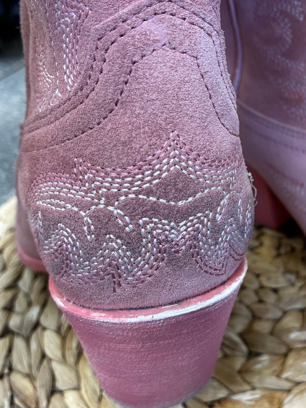 Pre-owned ARIAT Dusty pink Size 8.5 Boot