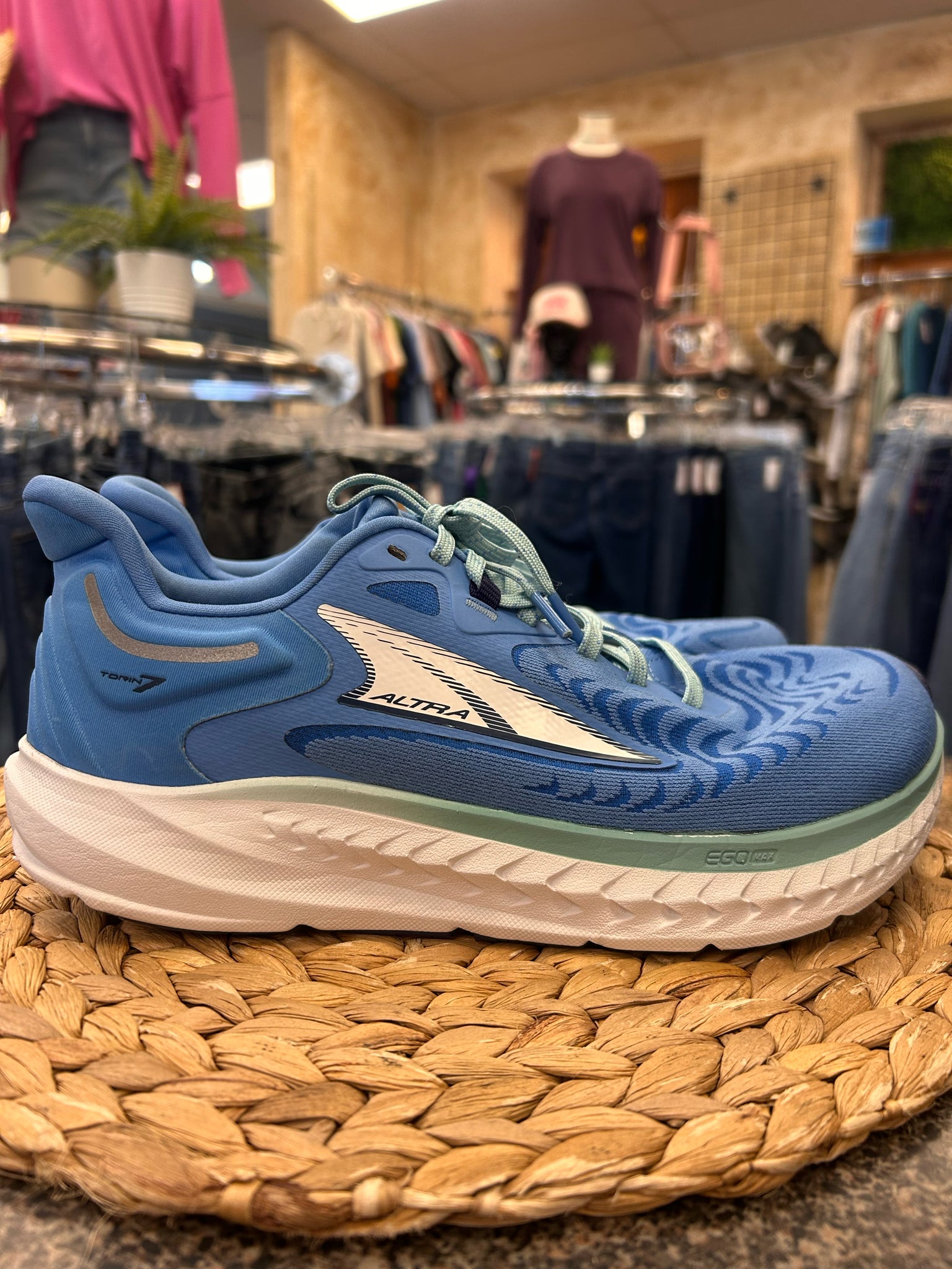 Pre-owned ALTRA Blue Teal trim Size 10.5 Designer Sneaker