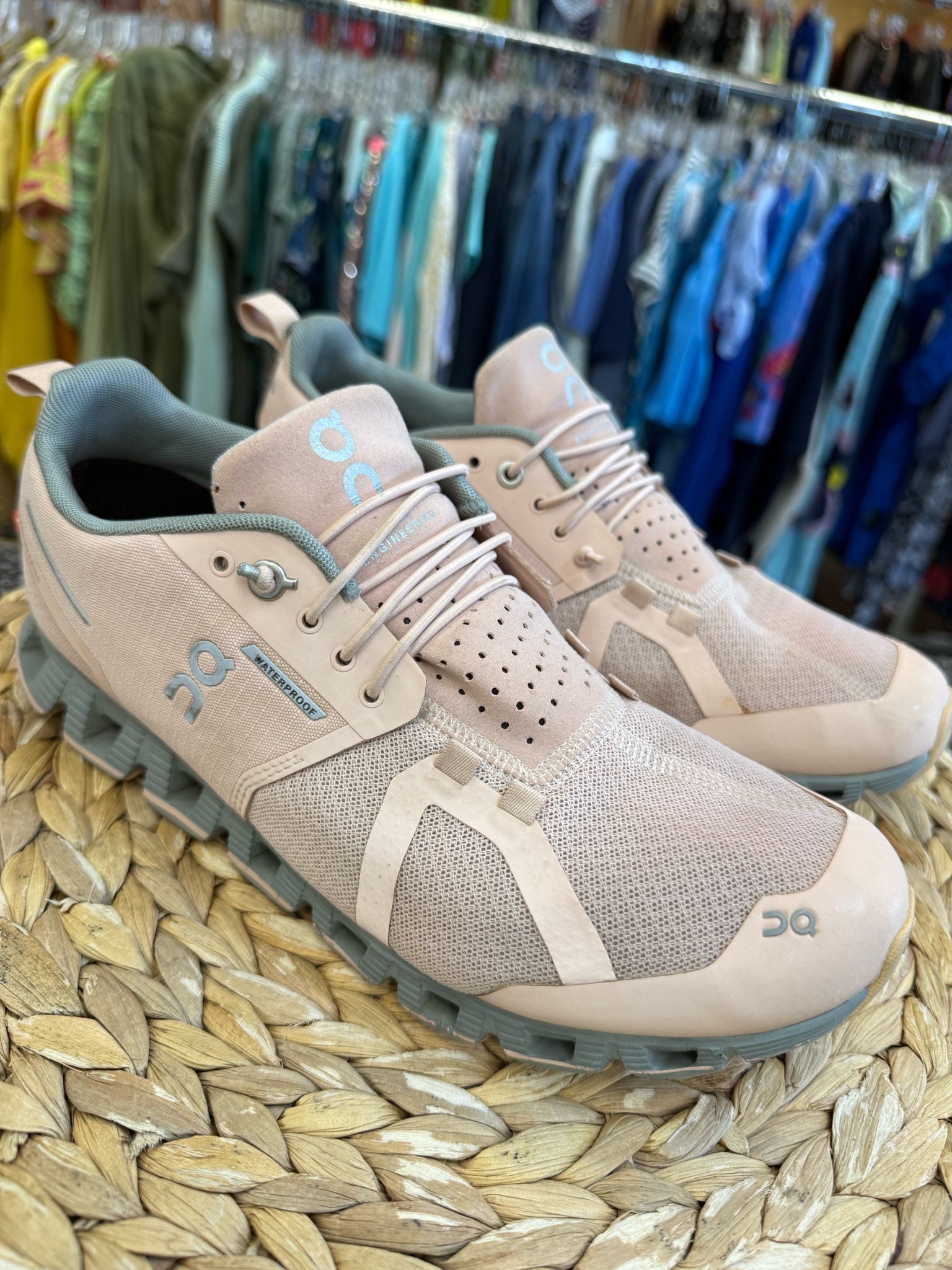 Pre-owned On Cloud Pink Gray Size 9 Designer Sneaker
