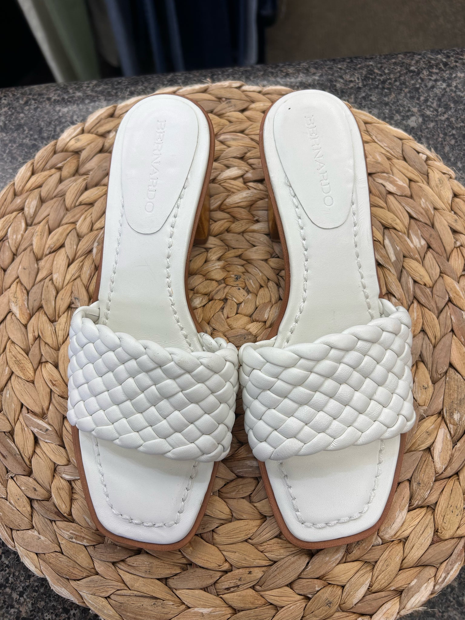 Pre-owned BERNARDO White Size 8 Sandal
