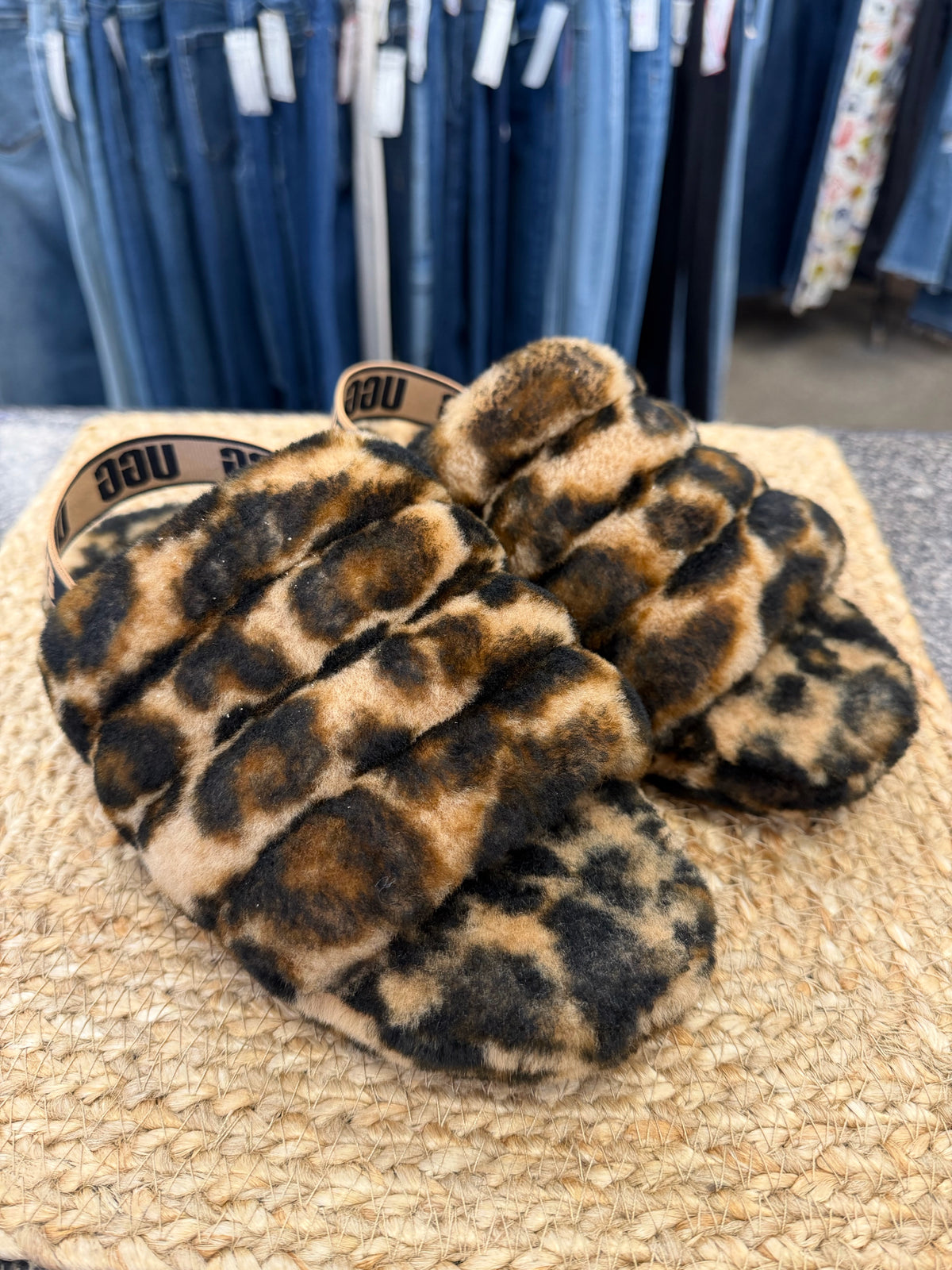 Pre-owned UGG Leopard Black Animal Size 7 Slipper