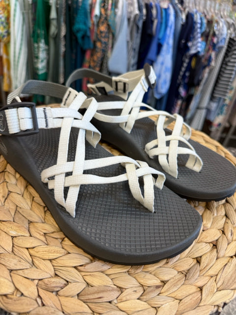 Pre-owned CHACO White Size 8.5 Sandal
