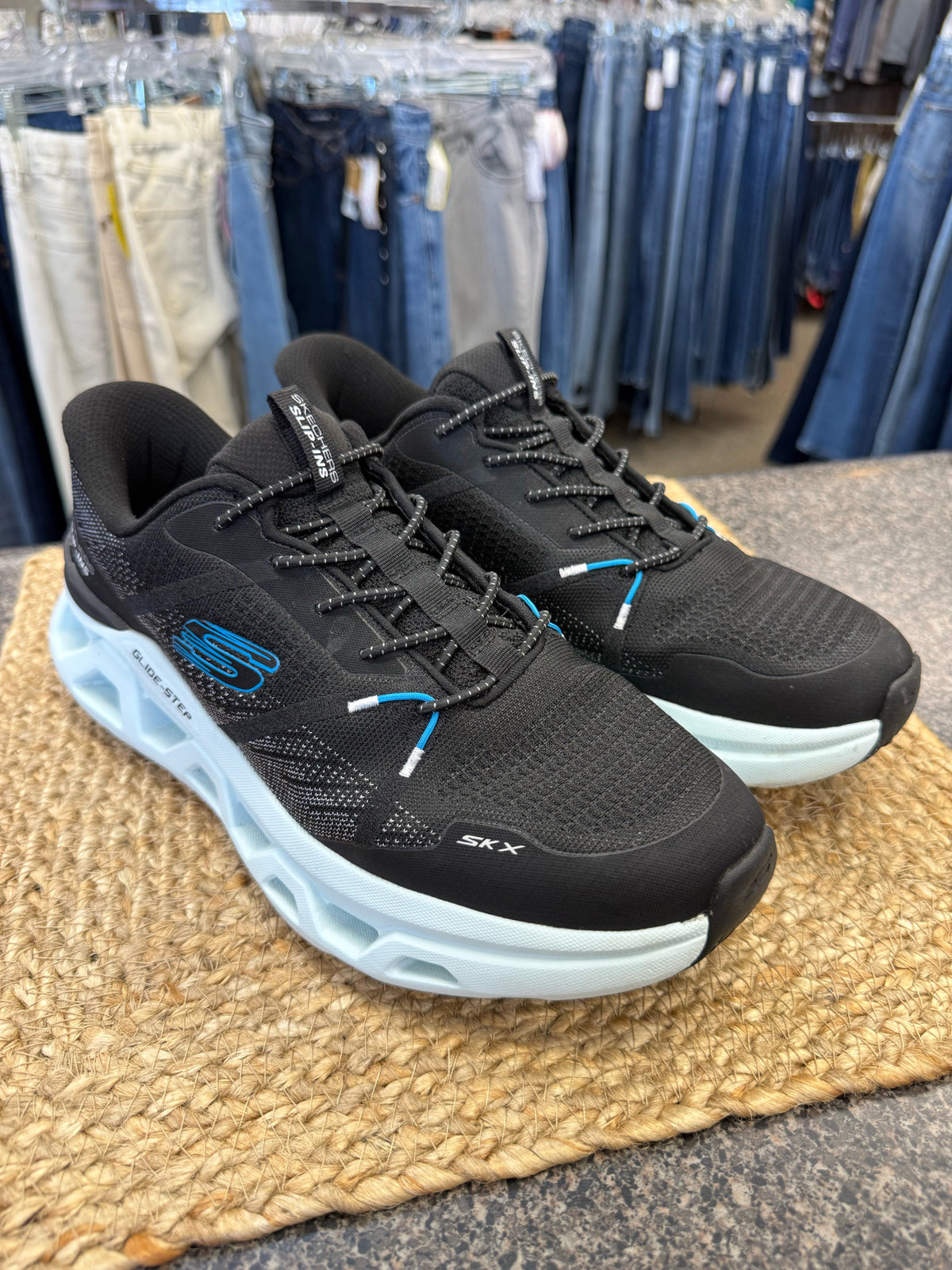 Pre-owned SKECHERS Black Blue Trim Size 9 Designer Sneaker