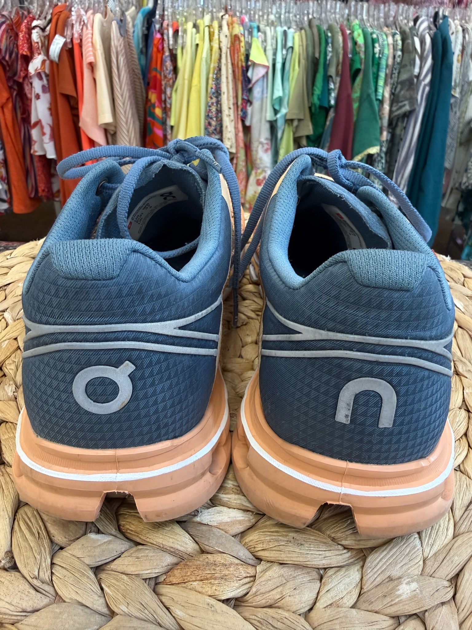 Pre-owned On Cloud Peach Dark Gray Trim Size 6 Designer Sneaker