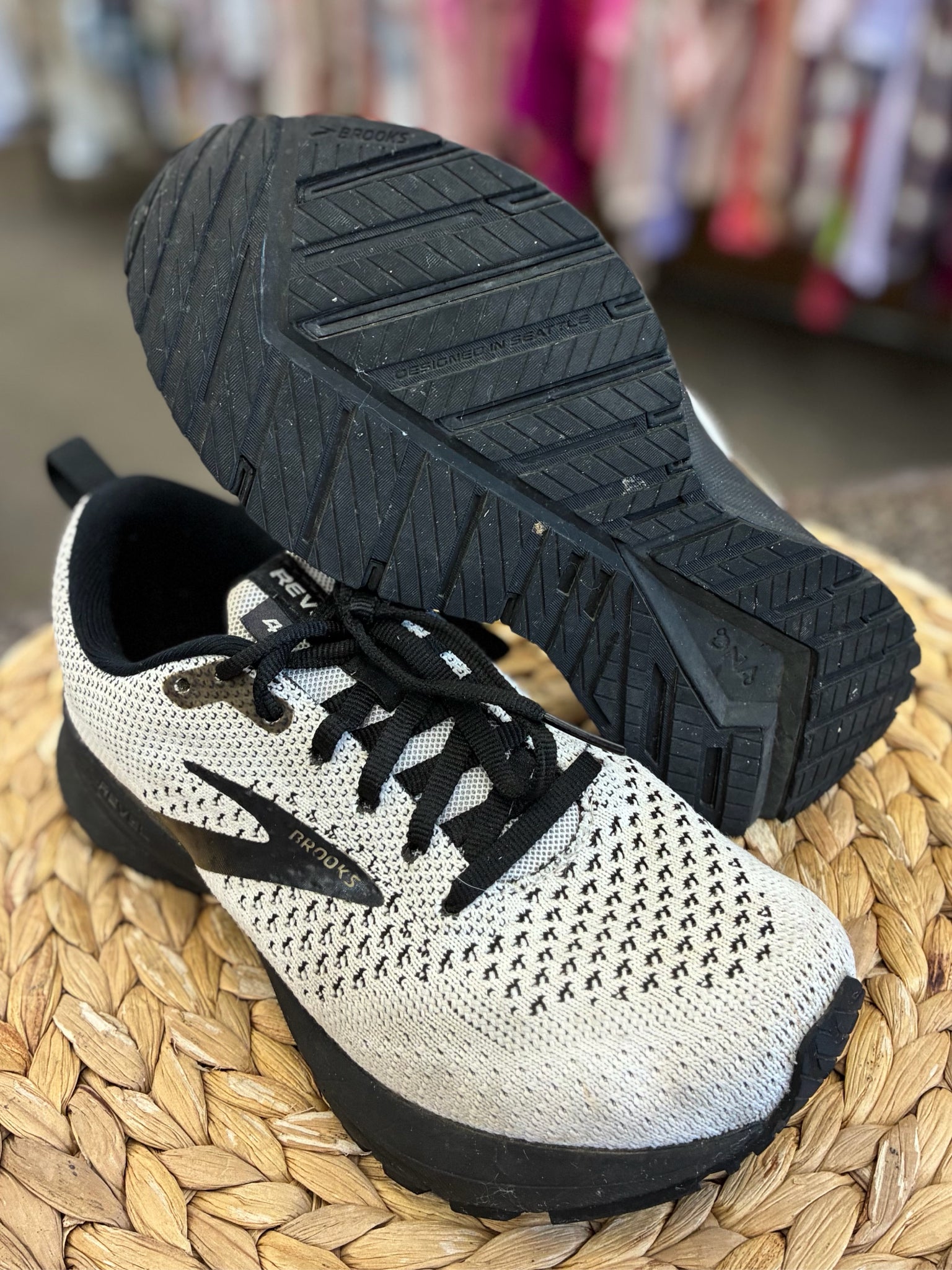 Pre-owned BROOKS Off white Black Trim Size 6 Designer Sneaker
