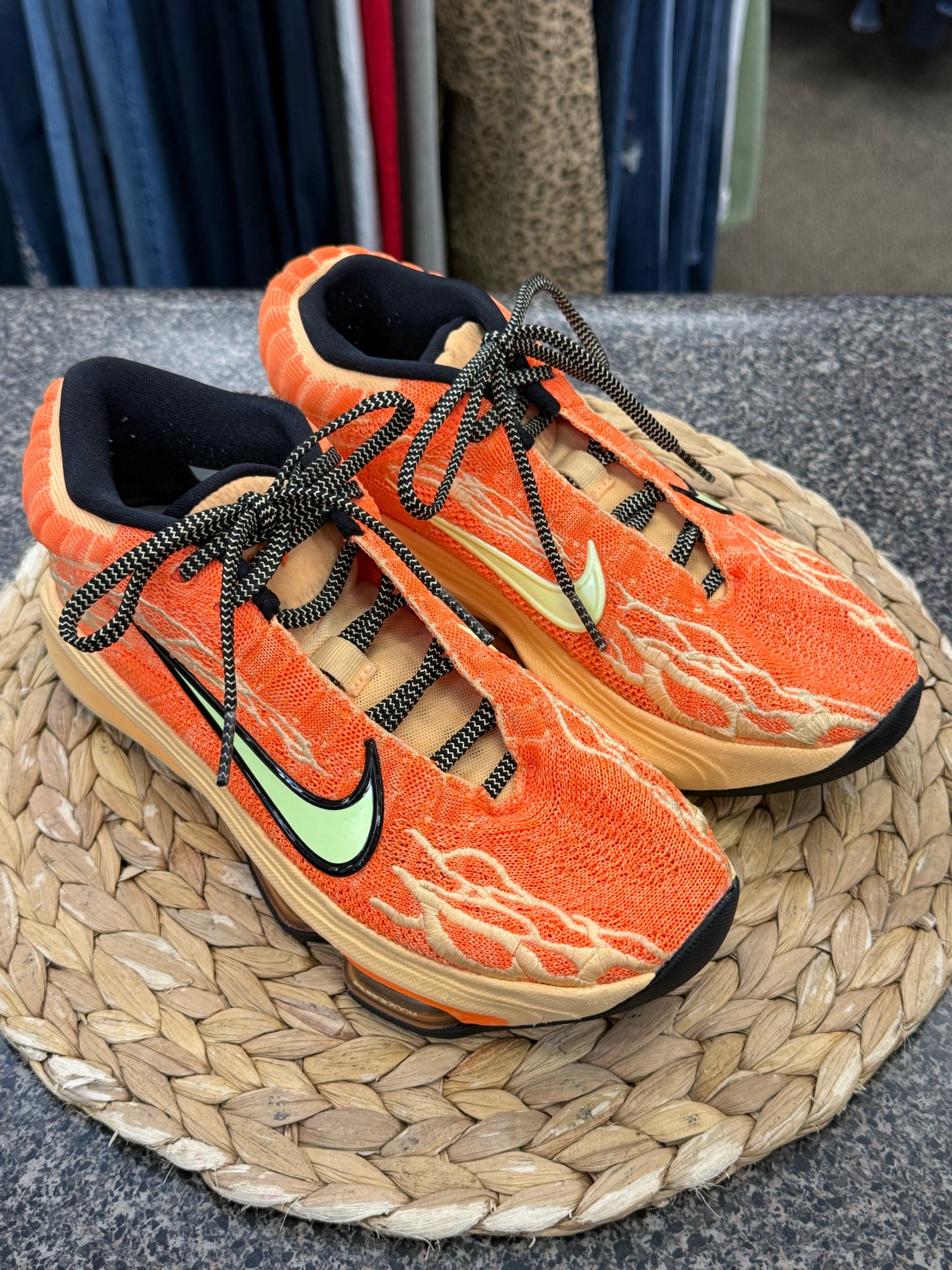 Pre-owned NIKE Orange Yellow Trim SHOE SIZE 7 MENS Designer Sneaker