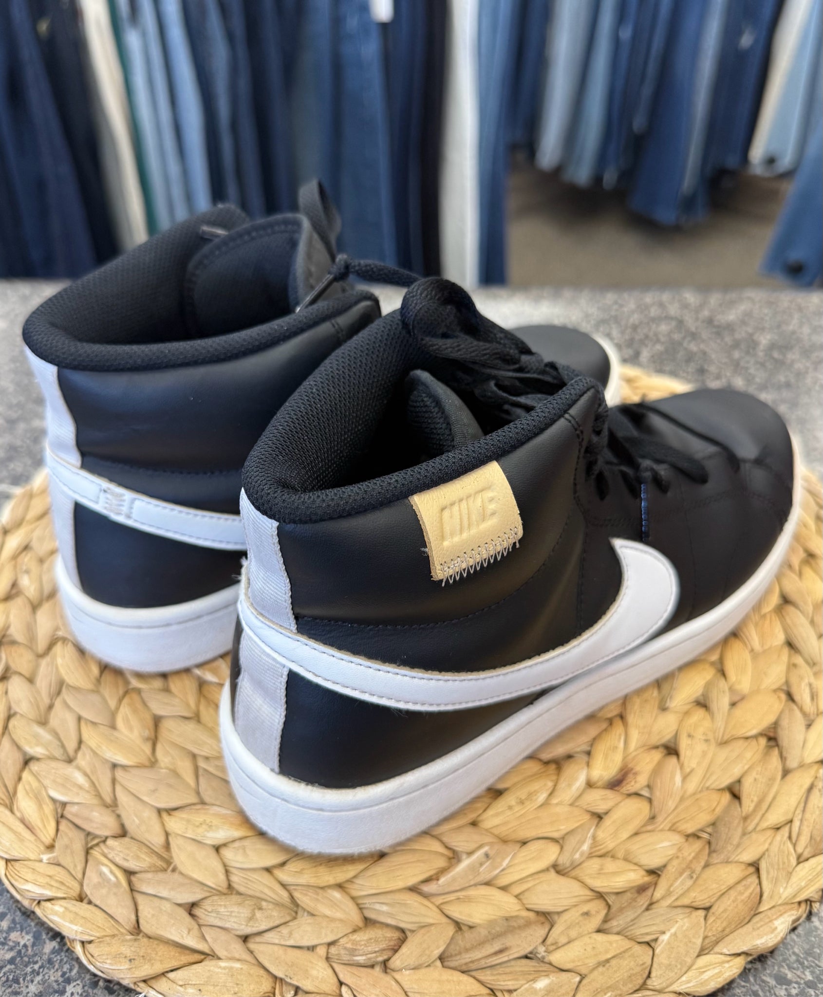 Pre-owned NIKE Black White Trim SHOE SIZE 7.5 MENS Designer Sneaker