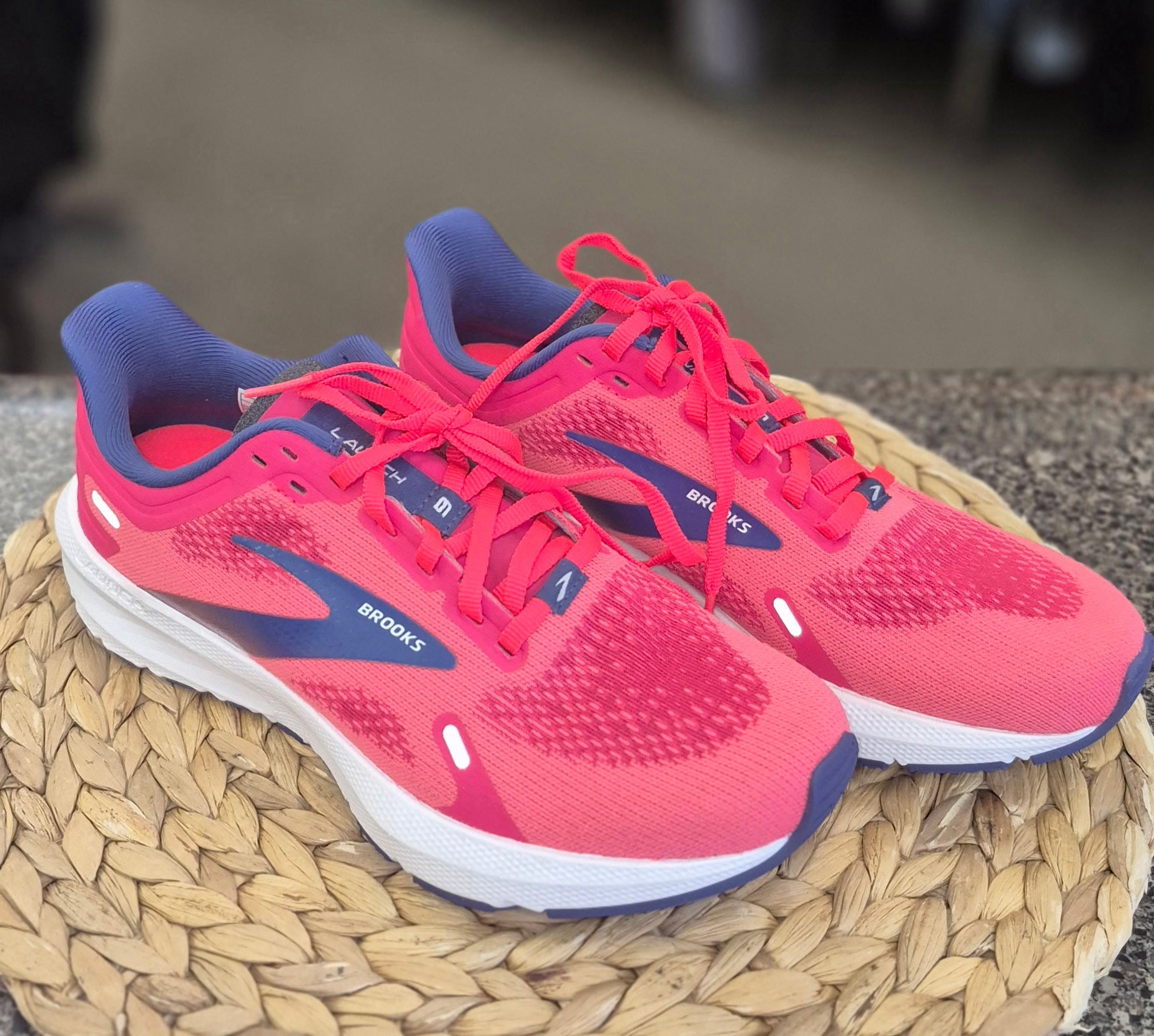 Pre-owned BROOKS Hot pink Navy Trim Size 7.5 Designer Sneaker