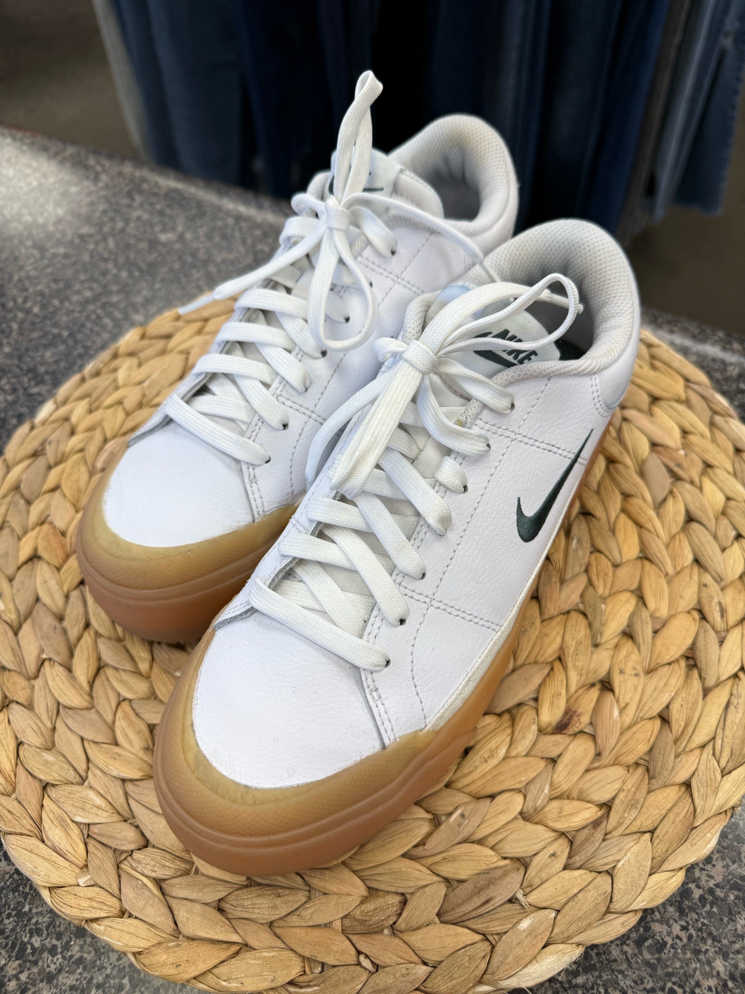 Pre-owned NIKE White Green Trim Size 8 Designer Sneaker